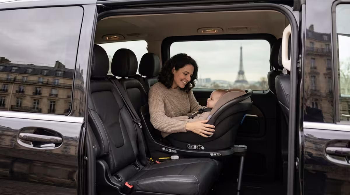 Intérieur Mercedes Classe V Lajoieway avec mère et bébé en siège auto - VTC famille Paris