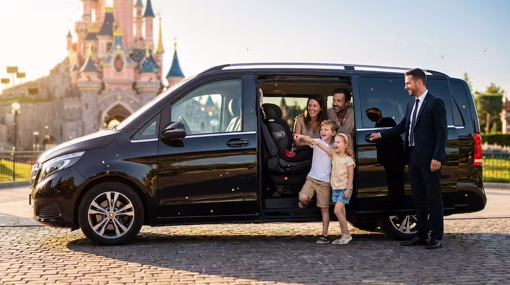 Famille avec enfants arrivant à Disneyland Paris en VTC Lajoieway avec siège auto gratuit